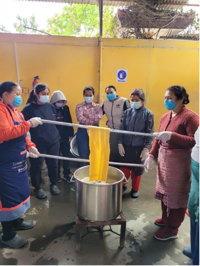 Färbeprozess beim Frauenprofekt Maheela in Nepal